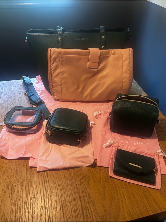 Poppy & Peonies Handbags - Poppy & Peonies Heritage Green Go GetterTote with Pink Insert and Accessory Set